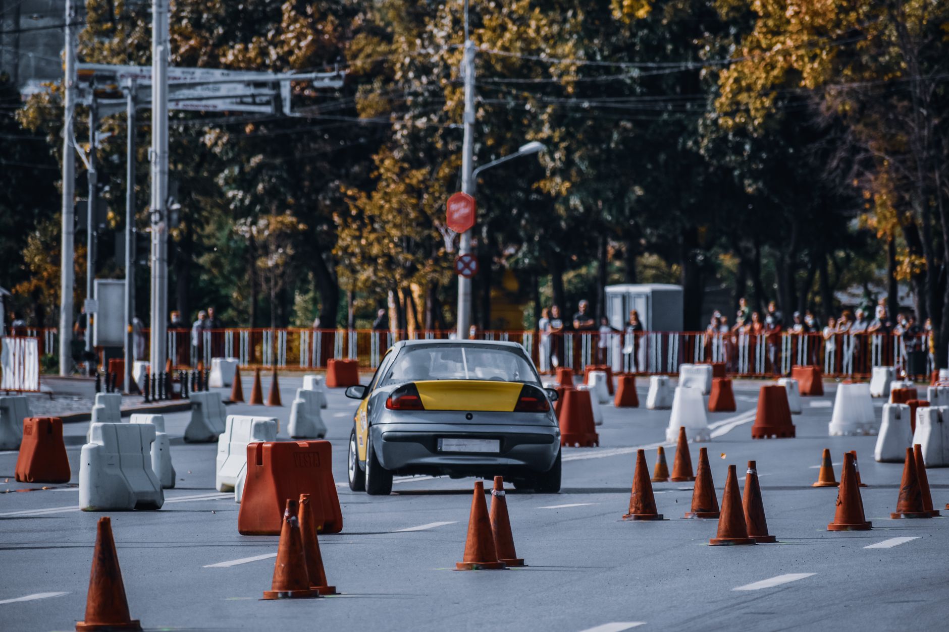 تمرین پارک بین کن‌های ترافیکی در یک پارکینگ خالی